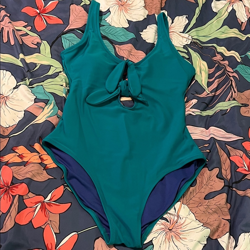Adorable Old Navy one swimsuit new